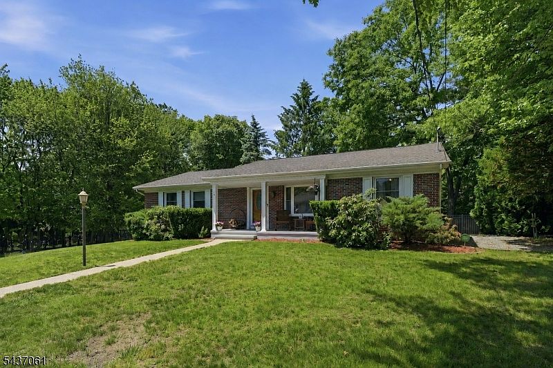 1st image of 16 Windsor Dr