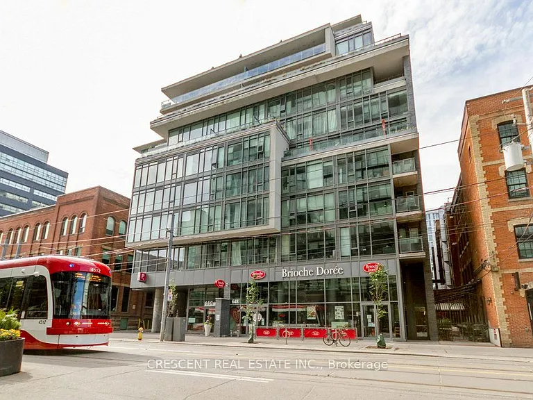 650 King St W #402 — Photo 3