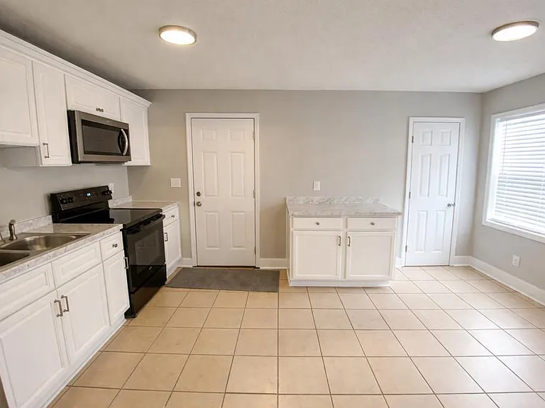 1501 E Washington Ave — Photo 4
