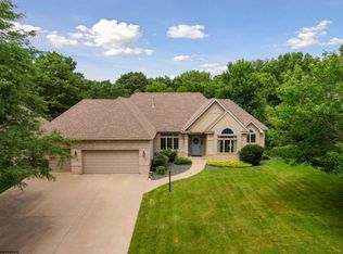 2489 Hillwood Dr E, Maplewood, MN 55119