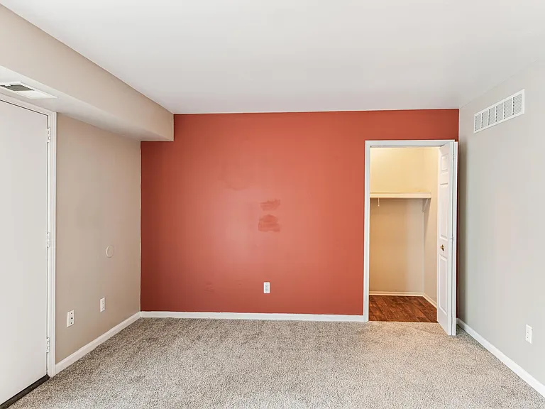 Pointe West Apartments — Photo 27