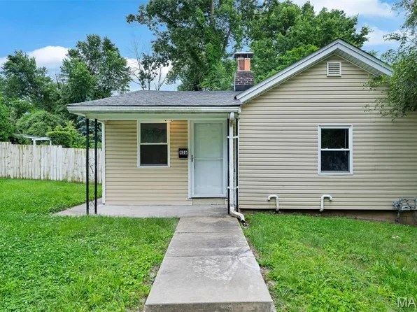 426 Bluff Dr, Saint Louis, MO 63137