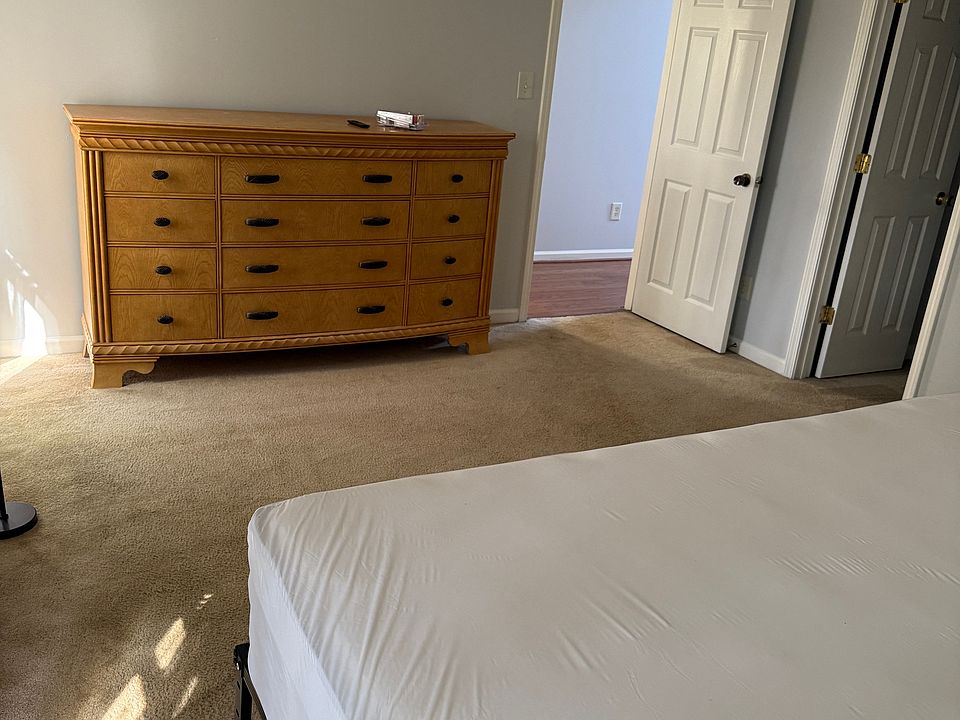 Master Bedroom with private bath $1200 monthly (House Manager) A