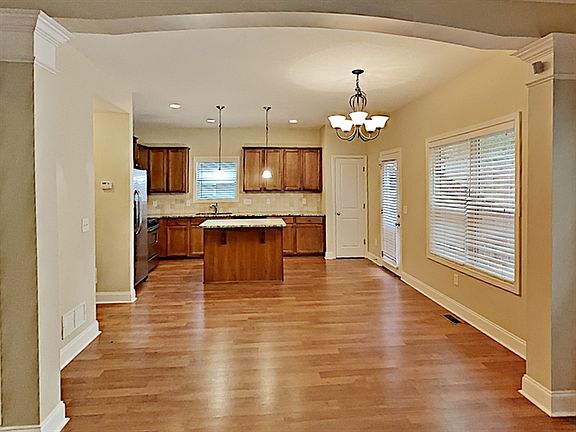 4th image of 252 Ascott Ln