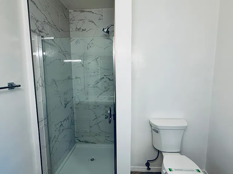 2031 N Beachwood Dr #22 — Photo 14