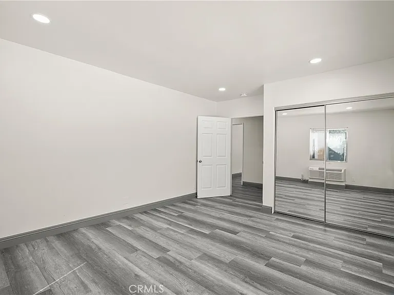 14335 Hamlin St — Photo 12