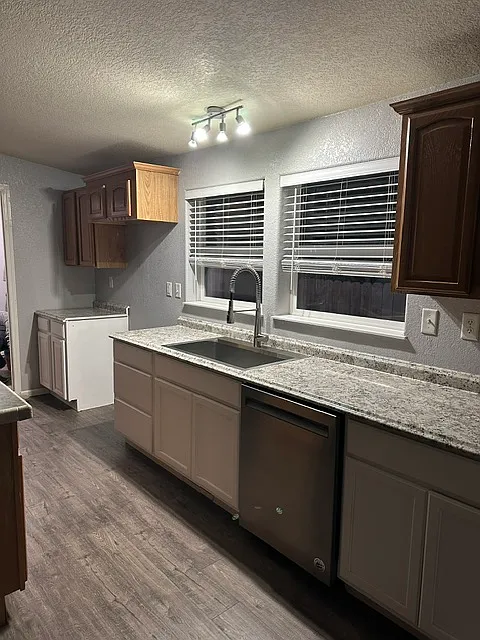 4 bed, 2280 sqft, $2,500 — Photo 4