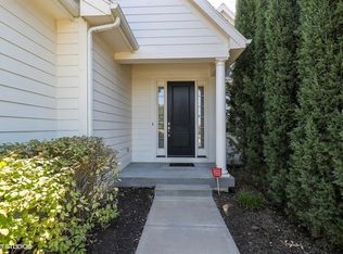 6047 S National Dr, Parkville, MO 64152