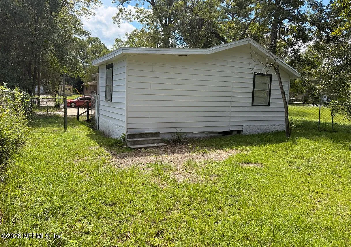 2 bed, 1.0 bath, 828 sqft, $1,600 — Photo 4
