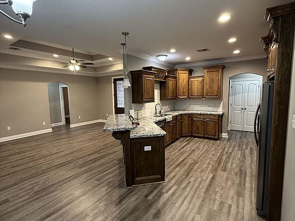 4th image of 205 Oakwood Dr