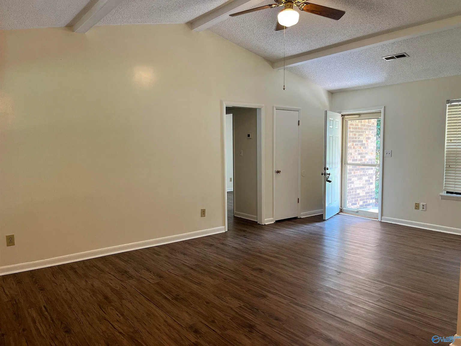 3 bed, 2.0 bath, 1090 sqft, $1,550 — Photo 2