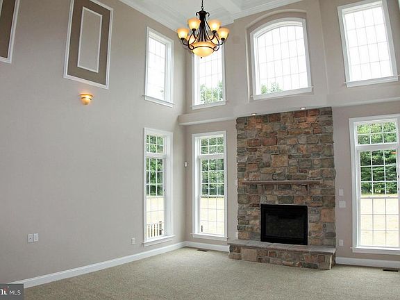 4th image of 2920 Rolling Green Dr