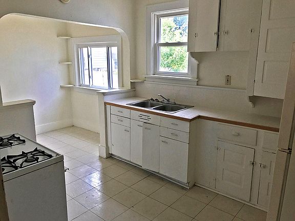 5th image of 72 E Mapledale Ave