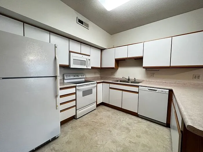 2890 Coral Ct #202 — Photo 6