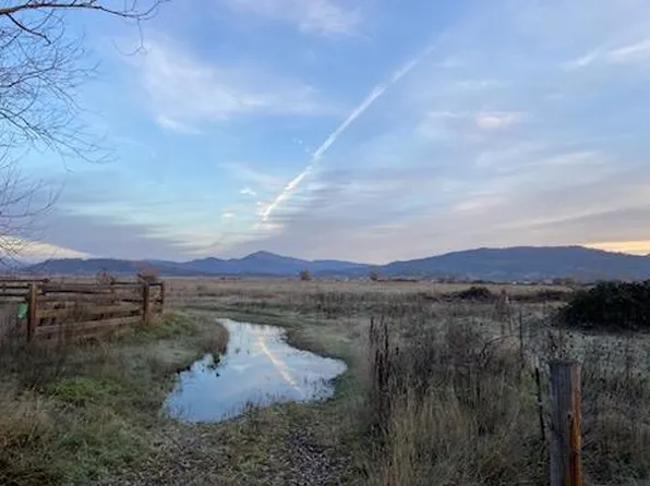 417 E Rolling Hills Dr, Eagle Point, OR 97524