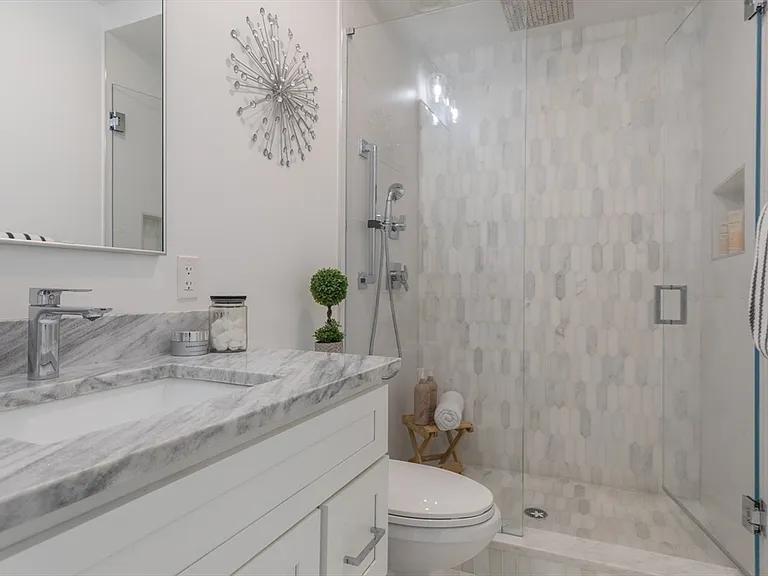 331 Chelsea St #4 — Photo 9