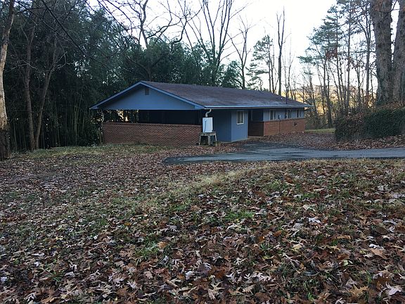"Level" Yard, Front of House
