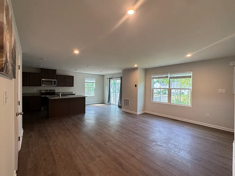 201 Thicket Dr — Photo 2