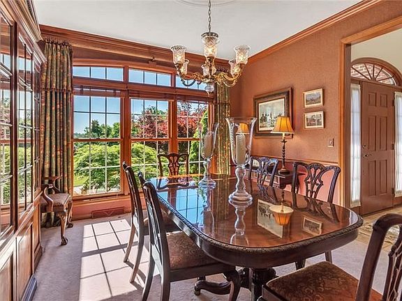 4th image of 1004 Country Club Dr