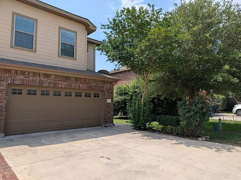 1028 Brown Rock Dr — Photo 2