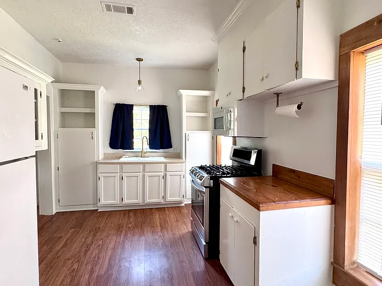 311 N Division St — Photo 14
