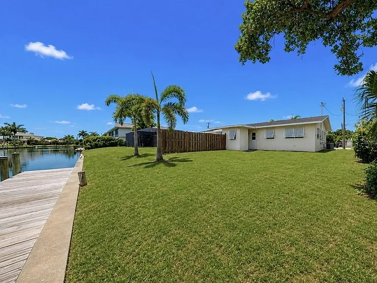 4931 Victoria Dr — Photo 21