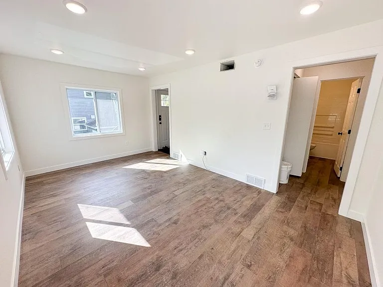 403 8th Ave S — Photo 43