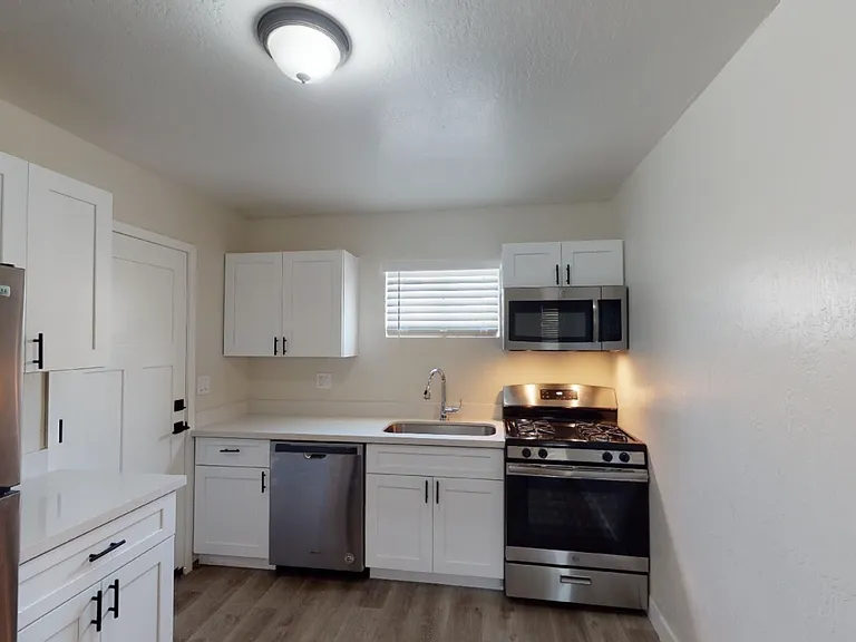 906 E Roma Ave — Photo 65