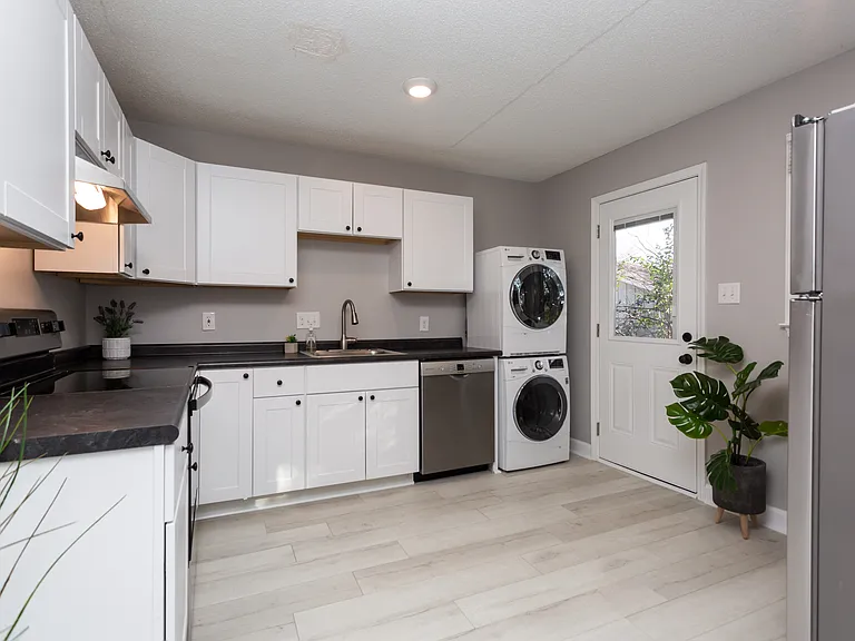 718 Holloway St #B — Photo 1