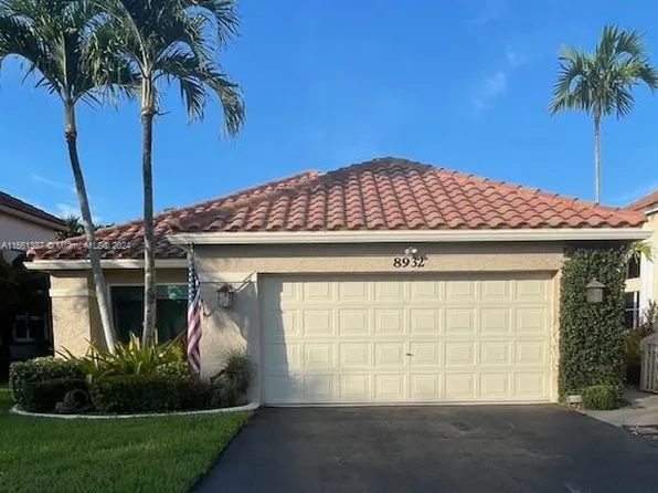 8932 Lake Park Cir S, Davie, FL 33328