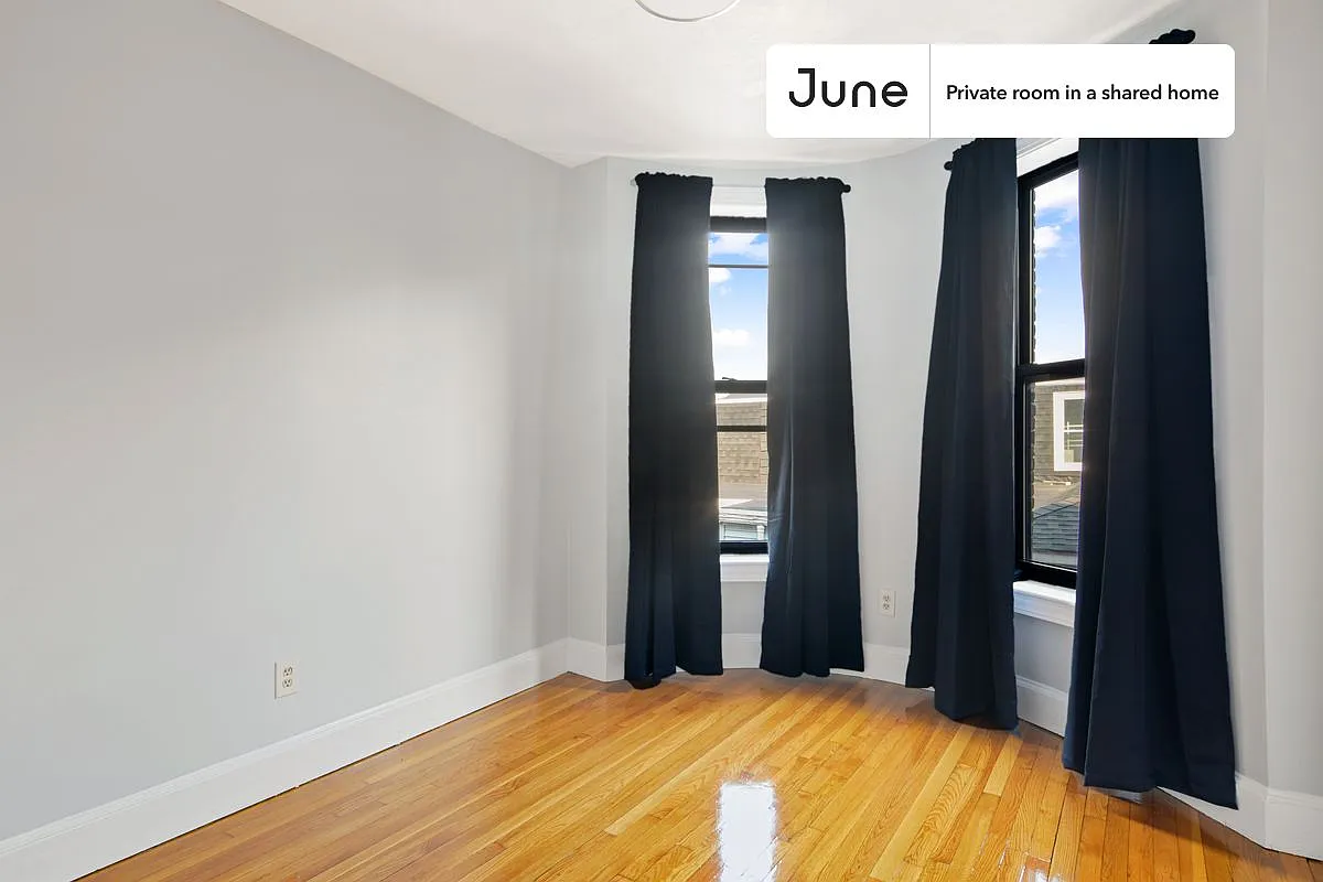Queen bedroom in 4 bed/2 bath home in Allston #535 A — Photo 2