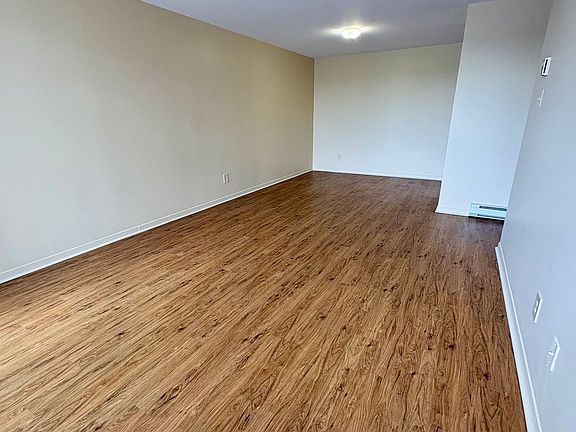 4th image of 645 Glengarry Blvd
