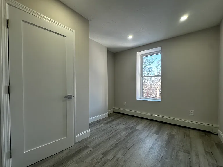 90 Hammond St #4F — Photo 5