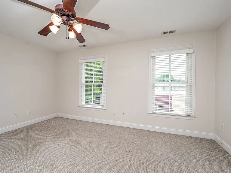 520 S Laurel St — Photo 10