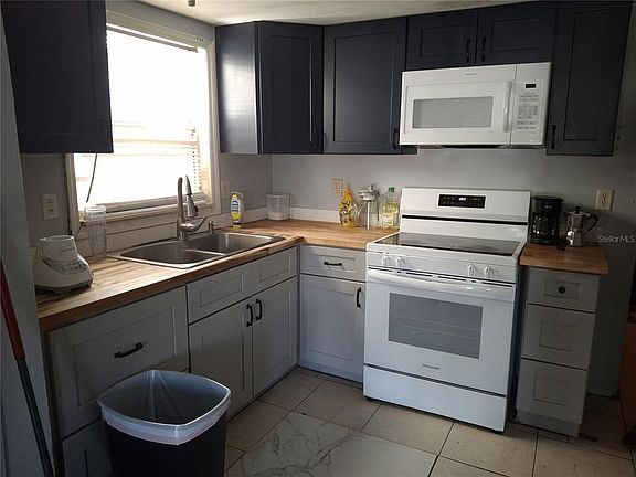 3rd image of 1127 Auburn St
