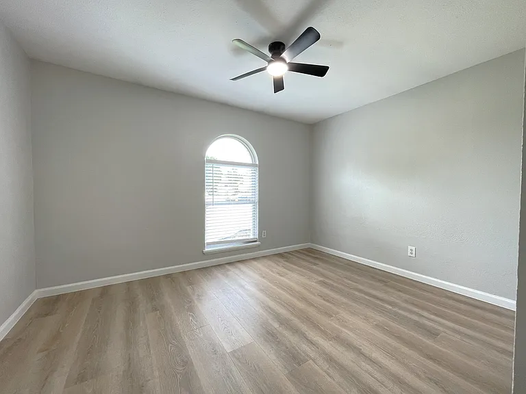 5300 Slay Dr — Photo 11