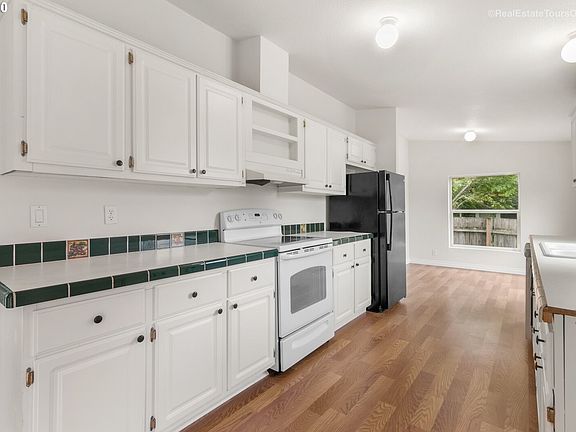 5th image of 2223 NE 9th Ave