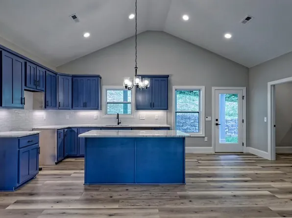 1510 Honey Bee Rdg, Hiawassee, GA 30546