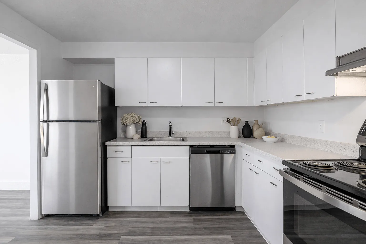 Carlyle Tower Apartments - Southfield, MI — Photo 1