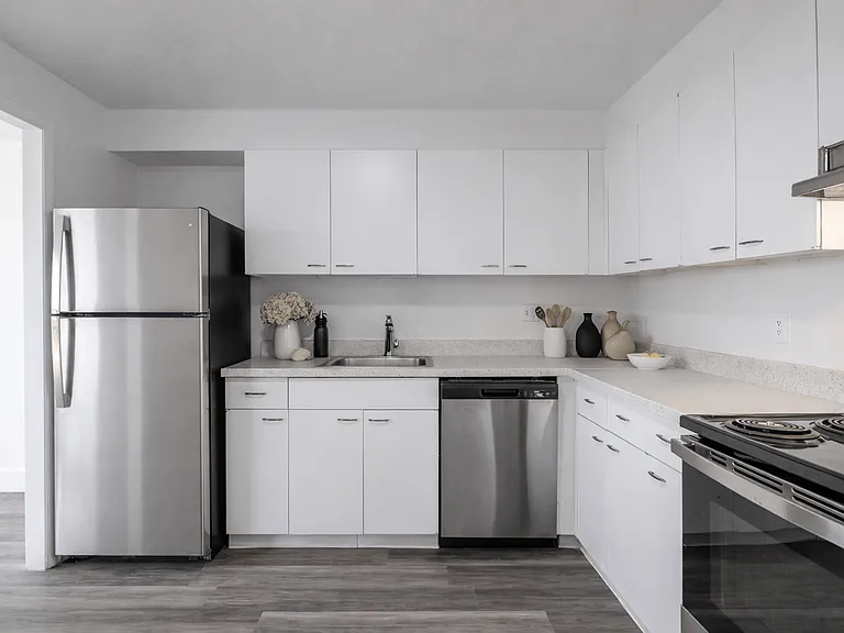 Carlyle Tower Apartments - Southfield, MI — Photo 1