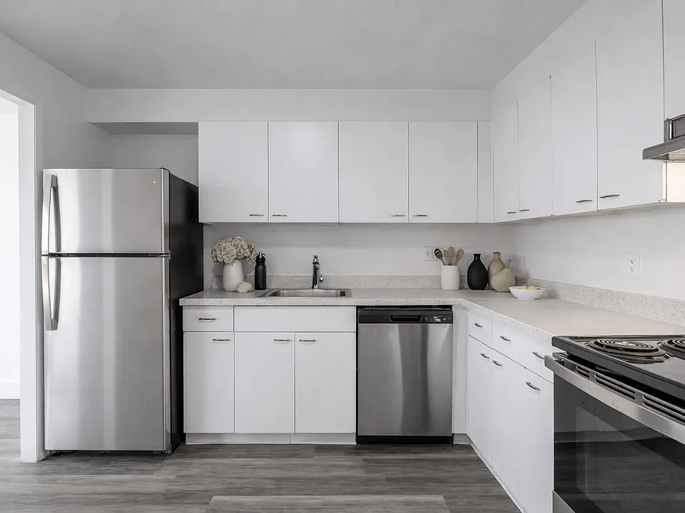 Carlyle Tower Apartments - Southfield, MI