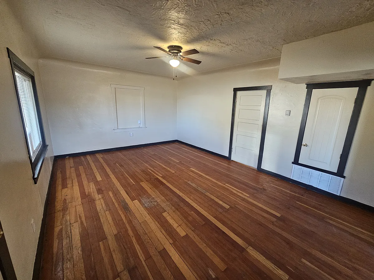Building Photo - 9379 San Lorenzo Ave