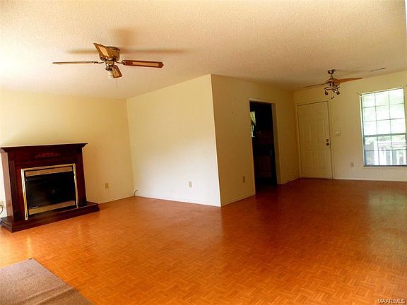 Living Room/Dining Area