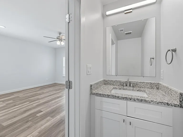 422 N Elliott St — Photo 9