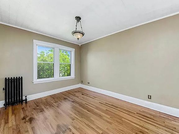 5th image of 1329 W Addison St APT 3A