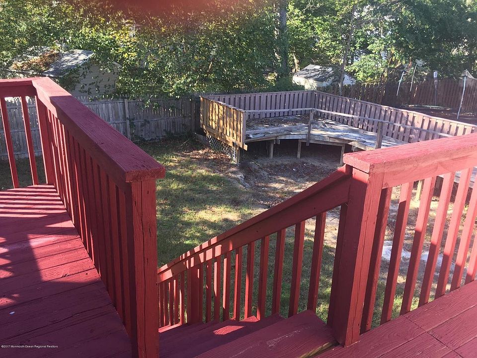 2nd image of 122 Oak Leaf Dr