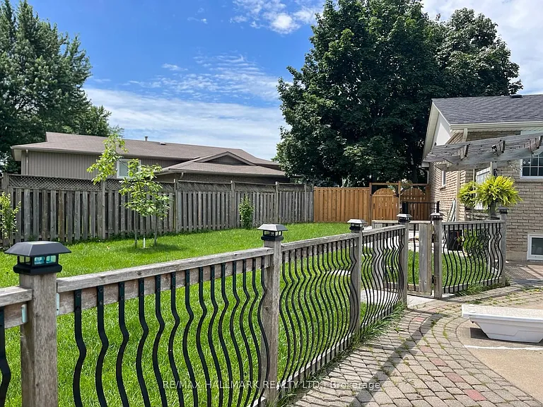 6089 Starfield Cres — Photo 21