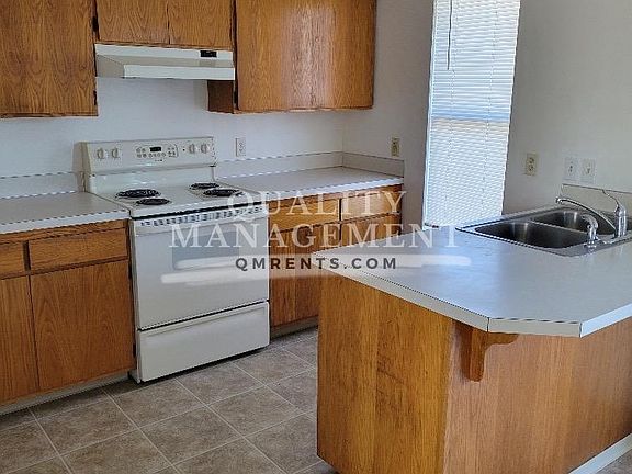 3rd image of 624 W Dewey Ave