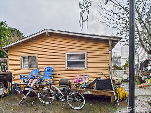 4th image of 2820 29th Avenue S