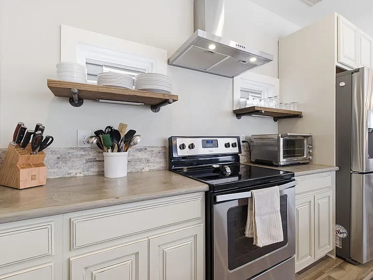 2140 Burns St — Photo 10